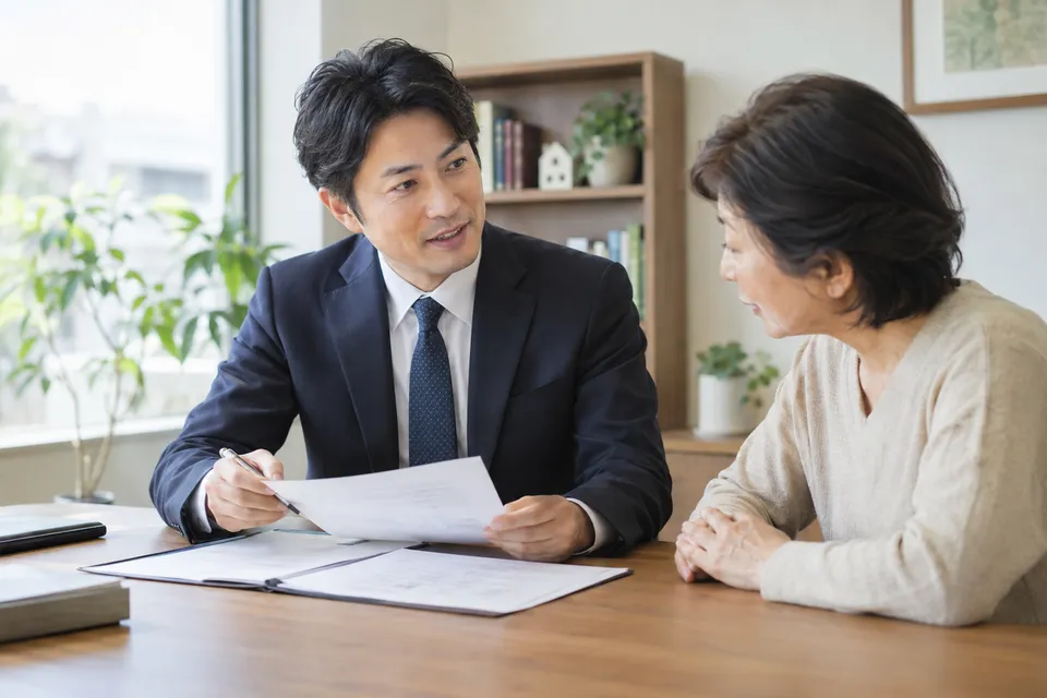 住まいの相続について弁護士と話す相談者のイメージ