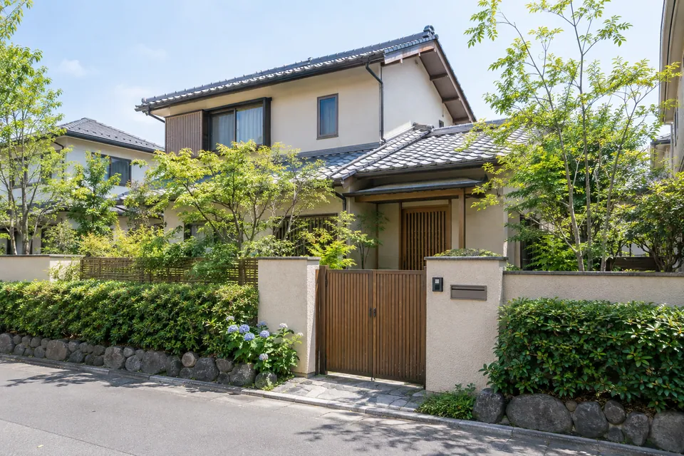 小さな庭と瓦屋根のある日本の戸建て住宅のイメージ